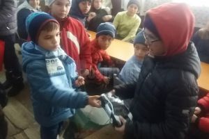 Copiii de la Casa de tip familial „Sf. Nicolae” Suceava au donat hăinuţe şi jucării ...