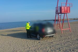 Constanta: Bucurestean prins in timp ce se plimba cu masina pe plaja. Cu ce amenda s-a ales