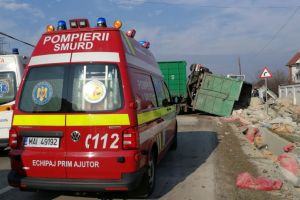 Accident rutier in judetul Slatina. Autocamion, rasturnat pe carosabil (galerie foto)