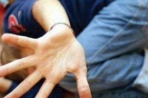 Bărbaţii care violau un băieţel cu acordul mamei, şi femeia, condamnaţi la puşcărie