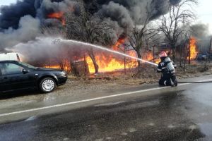 Ialomiţa: Incendiu însoţit de explozia unor butoaie cu motorină. Mai multe autovehicule au fost avariate