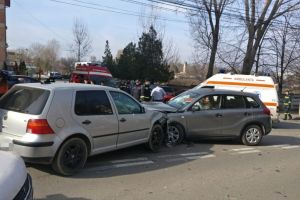 Patru masini, implicate: Accident auto chiar in fata unitatii ISU Tulcea (galerie foto)