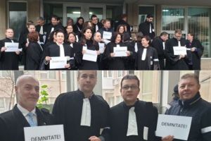 LIVE VIDEO / FOTO: Avocaţii din Baroul Alba protestează în fata sediului Tribunalului Alba. Ei sunt nemulţumiţi de refuzul Ministerului Justiţiei de a renegocia tariful onorariilor din oficiu