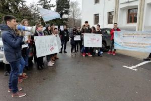 PROTESTE în Timiş: SE FURĂ banii persoanelor cu dizabilităţi. Părinţii protestatari sunt DISPERAȚI! News alert
