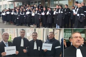 VIDEO / FOTO: Avocaţii din Baroul Alba protestează în fata sediului Tribunalului Alba. Ei sunt nemulţumiţi de refuzul Ministerului Justiţiei de a renegocia tariful onorariilor din oficiu