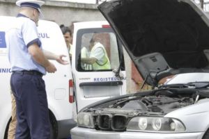 Mii de maşini cu defecte majore depistate în trafic de RAR în România