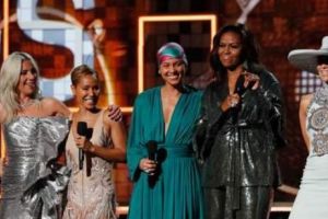 Cele mai TARI momente la Premiile Grammy au fost cu  Lady Gaga, Michelle Obama şi Jennifer Lopez. Foto în articol