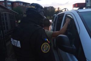 Tânăr cu mandat de arestare,  prins de poliţiştii din Cugir. A fost depus în Penitenciarul Aiud