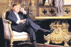 Trump, ÎMPĂRATUL  omenirii. O statuie IMENSĂ a preşedintelui SUA, în lumina reflectoarelor. VIDEO în articol