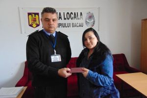 Și-a pierdut mobilul într-o parcare. O bătrână l-a găsit şi l-a predat poliţiştilor