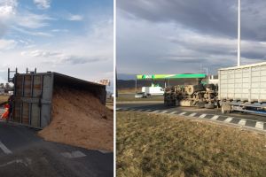 FOTO TIR plin cu rumeguş, răsturnat în sensul giratoriu de la Veştem