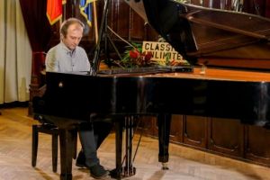 Pianistul Bogdan Vaida a apăsat clapele potrivite la UMFST Târgu Mureş