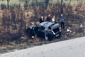 Accident pe DN 76. Trei răniţi, după ce o maşină a ieşit în decor lângă Răbăgani