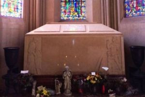 Corpul lui Michael Jackson ar putea fi EXHUMAT după noi ACUZAŢII privind molestările a ÎNCĂ 11 copii