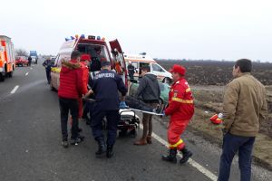 FOTOGALERIE. Accident în lanţ, cu 4 maşini implicate şi 3 victime, lângă Carei. Un tânăr a rămas încarcerat