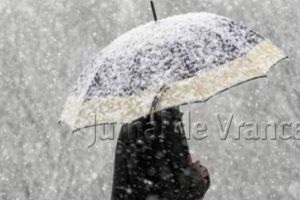 Se strică vremea: ploi la câmpie şi ninsori la munte până miercuri