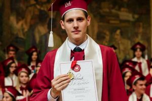 Cel mai tânăr angajat al Ministerului Economiei din Franţa este un român de numai 23 de ani