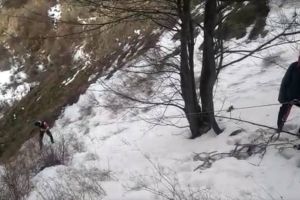 FOTO. Doi tineri din Satu Mare, blocaţi pe o stâncă. Au intervenit salvamontiştii