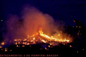 Incendiu de vegetaţie la Braşov