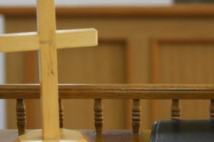 Şoferul urmărit asupra căruia poliţiştii au tras cu pistolul şi au rănit o femeie, reţinut de procuror