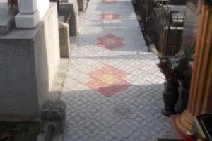 Familie îndoliată, a pavat o alee din cimitir