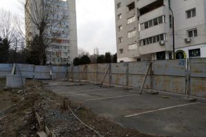 Asociatia Verde Urban: Primaria Constanta ar fi somat locatarii blocului T5 din Tomis Nord sa isi mute masinile din parcarea aferenta blocului“ (galerie foto) 