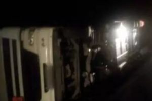 ALERTĂ pe STRĂZI! Autocisternă plină cu MOTORINĂ s-a RĂSTURNAT. Pompierii intervin în FORȚĂ