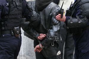 Scandal la o casă de pariuri! Un tânăr şi-a scos penisul la agentul de pază