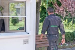 Paznicii şi lucrătorii din industria textilă, printre cei mai prost plătiţi români