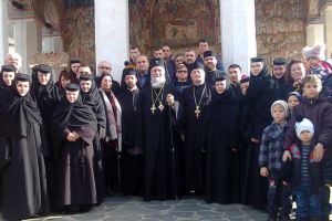 Sfântă Liturghie Arhierească la Mănăstirea cu Hramul  «Adormirea Maicii Domnului», din localitatea Polovragi, Gorj – “Dumnezeu ascultă, dar vede şi intensitatea şi sinceritatea rugăciunii noastre”!