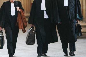 Avocaţii gorjeni, cu banderole albe pe braţ, în semn de protest
