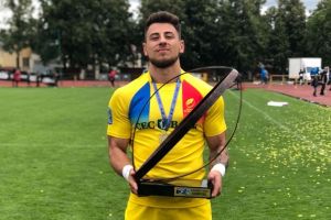 Un balon oval pentru o carieră rotundă