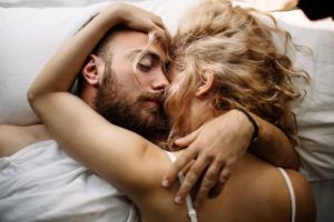 El vrea sex mai mult şi tu mai puţin? Sau invers? Ce facem dacă avem în cuplu ritmuri sexuale diferite