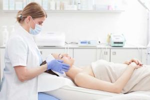 Toate cabinetele de chirurgie plastică trebuie să demonstreze că medicii sunt calificaţi