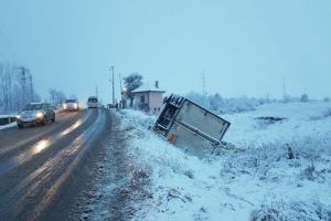 TIR răsturnat pe DN73 la Râşnov. Starea drumurilor în Regiunea Centru