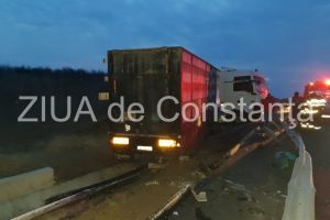 Imagini de la eveniment. Accident rutier pe Autostrada Soarelui, sensul Constanta-Bucuresti. Un TIR s-a rasturnat (galerie foto+video)
