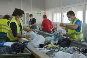 Bani... la tomberon: Pentru că n-a reciclat destule deşeuri, Oradea va plăti penalizări de 700.000 lei