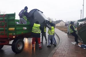 La Sânnicolau Mare, primăria adună gunoaiele care sufocă oraşul, în locul firmei de salubritate
