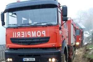ULTIMĂ ORĂ: Flăcări la o locuinţă din Rugineşti