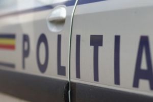 Un tânăr care circula cu viteză s-a răsturnat cu maşina pe Drumul Poienii