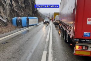 FOTO Accident pe Valea Oltului cu două microbuze şi trei răniţi