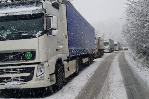 FOTO VIDEO Nu se poate urca panta dintre Mediaş şi Blăjel. TIR-uri blocate