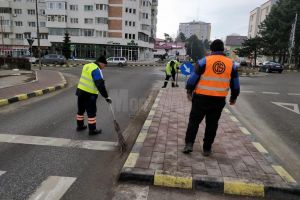 Campanie de curăţenie pe străzile Sucevei, în plină iarnă