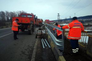 A început montarea parapetului metalic la podul de la Suceviţa, pe DN 17A