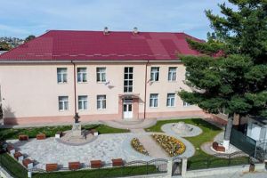 Lacrimi, flori şi o ultimă mângâiere a soarelui