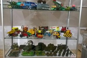 Lacrimi şi scandal la expoziţia „Jucăriile din Pod”, de la Muzeul de Istorie din Suceava
