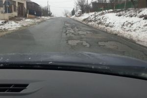 Drumuri asfaltate cu… politică