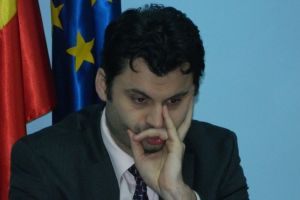 In scandalul apei potabile, primarul Adrian Dobre are atitudinea lui Iohannis: 