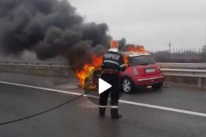 Mini Cooper in flacari, pe Autostrada Bucuresti-Ploiesti/ VIDEO cu interventia pompierilor