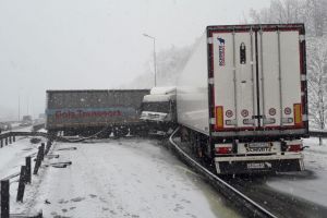 UPDATE FOTO Accident cu două TIR-uri pe autostrada A1, sensul Sibiu – Sebeş